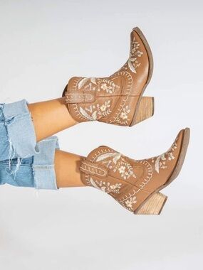 Dingo Primrose Floral Embroidery Bronze Leather Boots Western, Cowboy. Size 8.